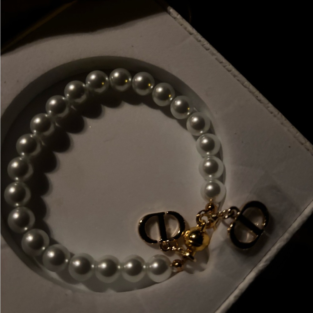 Gold and White Bracelet with Elegant Design